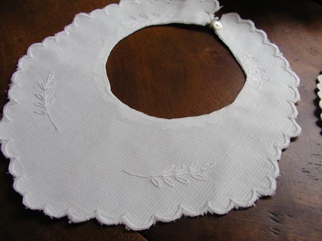2 lovely baby bibs in piqué of cotton with scalopped edge