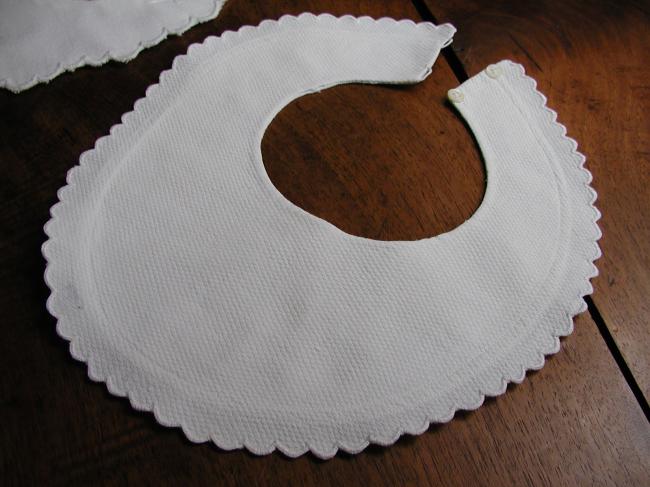 2 lovely baby bibs in piqué of cotton with scalopped edge