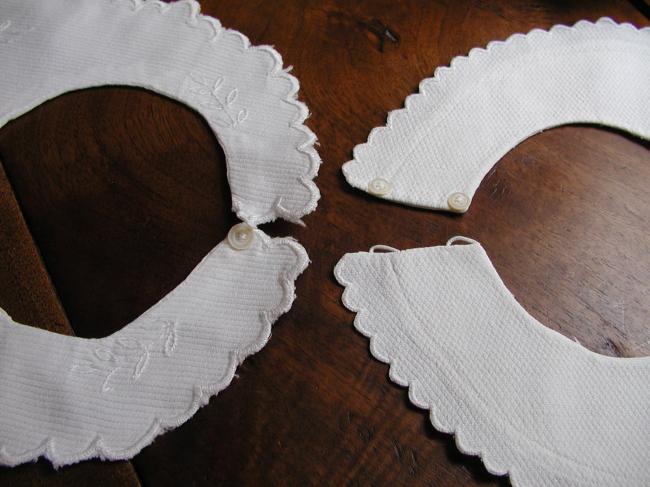 2 lovely baby bibs in piqué of cotton with scalopped edge