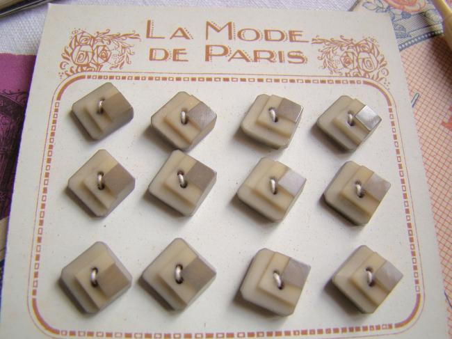 Adorable petit bouton carrés,en galalithe, La Mode de Paris, diamètre 12mm