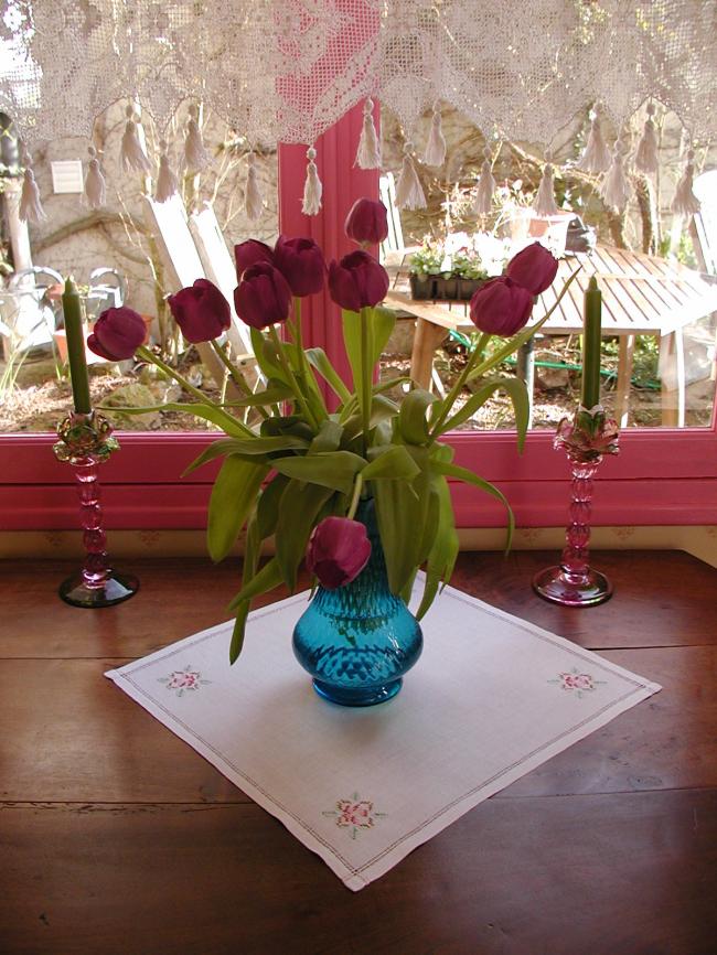 Superb table centre in linen with hand-embroidered roses in cross stitches