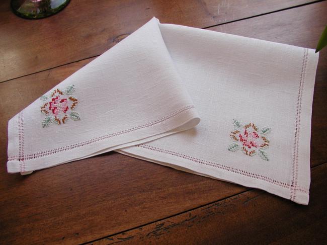 Superb table centre in linen with hand-embroidered roses in cross stitches
