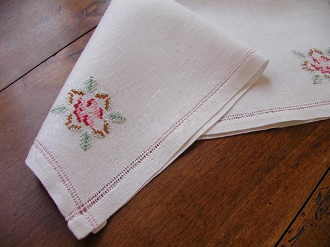 Superb table centre in linen with hand-embroidered roses in cross stitches