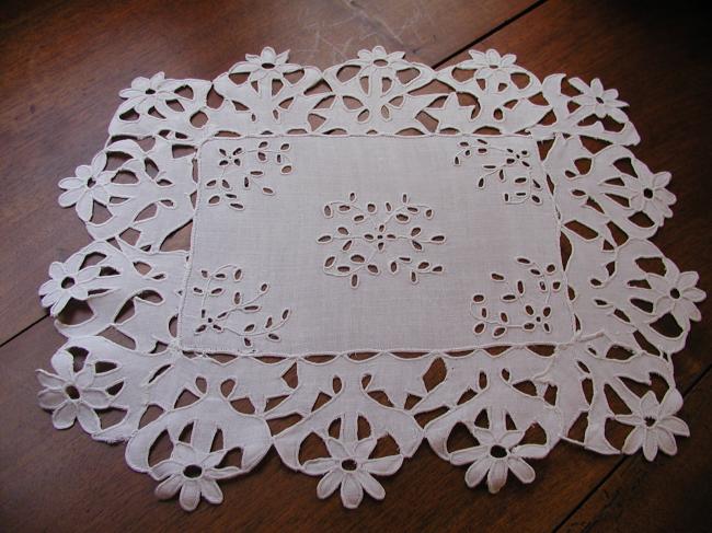 Superb and so romantic Richelieu hand-embroidered table centre