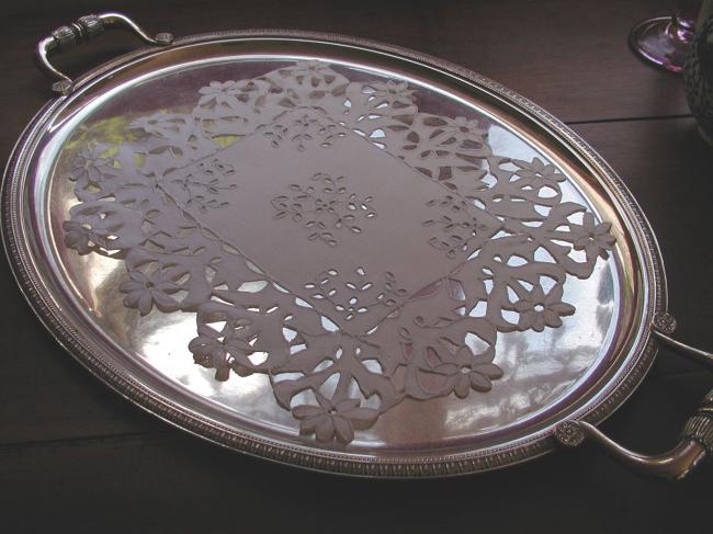 Superb and so romantic Richelieu hand-embroidered table centre