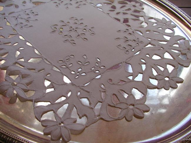 Superb and so romantic Richelieu hand-embroidered table centre