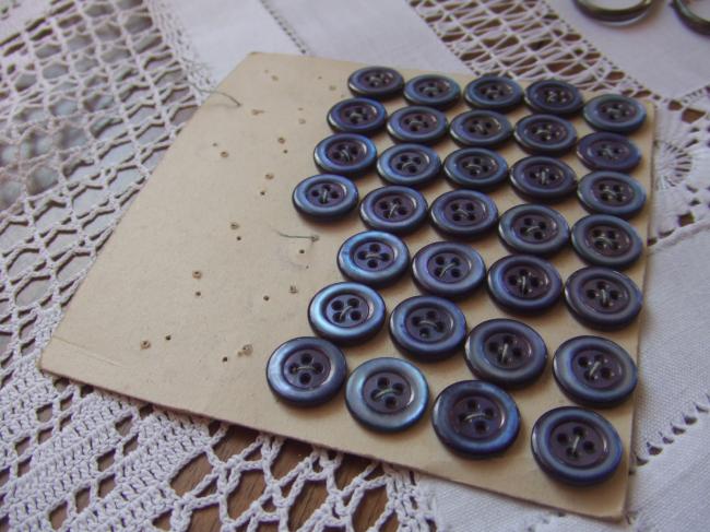Jolie série de 32 petits boutons anciens en nacre irisée, couleur bleue