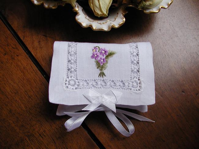 Very romantic sack with hand-embroidered Violets with its matching scent soap