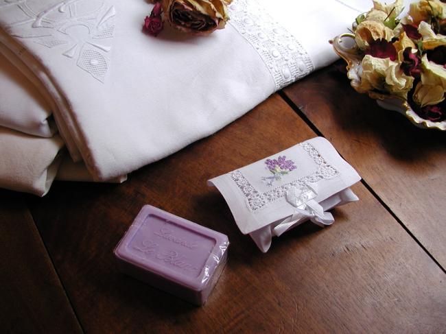 Romantique pochette ajourée et brodée avec son savon à la Lavande