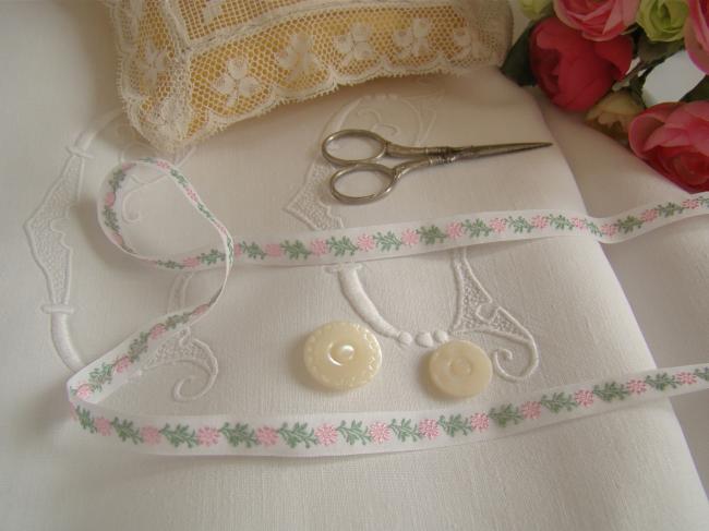Adorable ruban en coton blanc tissé de fleurs roses et feuillage vert (11mm)