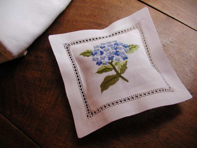 Adorable coussinet de lavande brodé d'une fleur d'Hortensia bleu