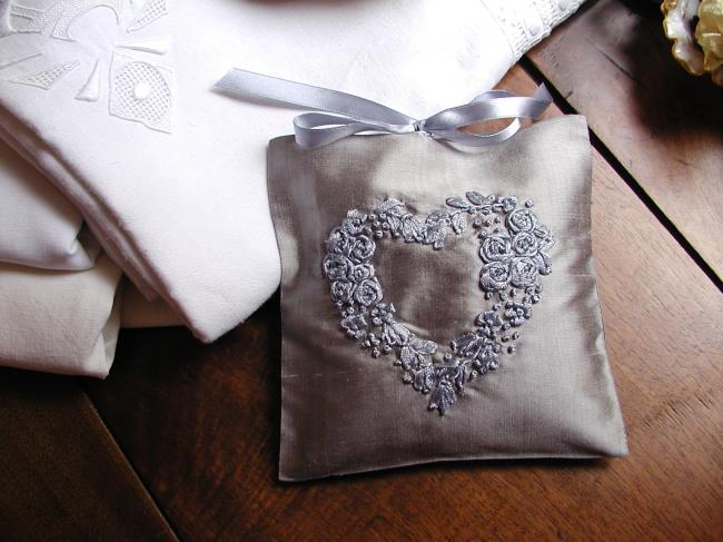 Luxueuse pochette de soie brodée d'un coeur, gris perle, parfumé à la Lavande