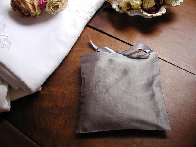 Luxueuse pochette de soie brodée d'un coeur, gris perle, parfumé à la Lavande