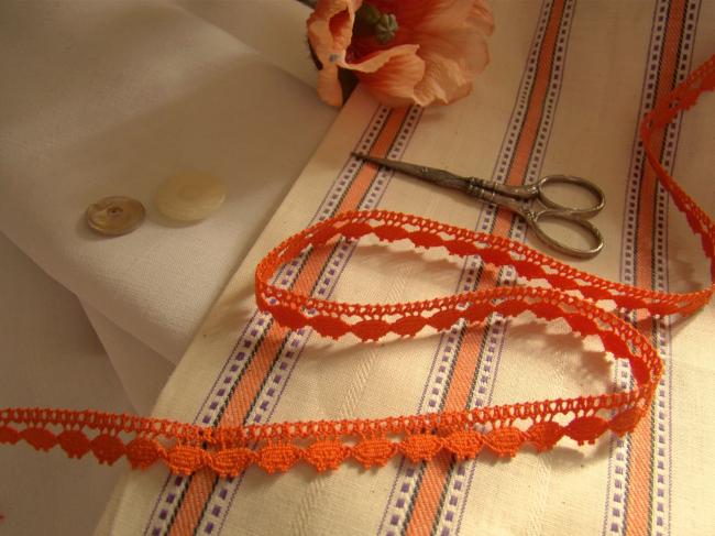 Charming little lace in cotton in orange color, width 12mm