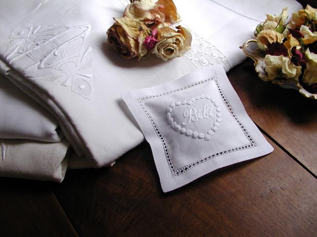 Adorable coussinet de lavande brodé 'bébé' dans un coeur de roses blanches