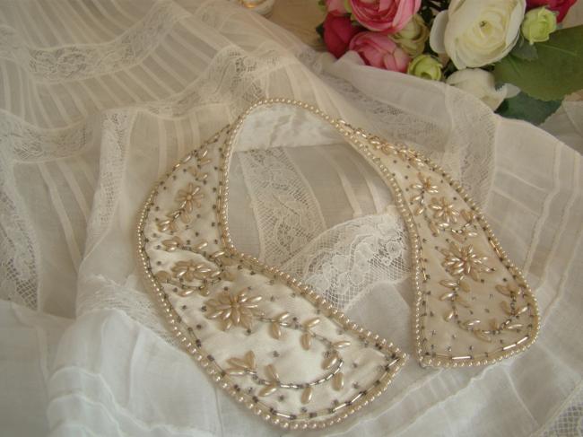 Marvellous collar in ivory silk with embroidered pearls, circa 1920-30