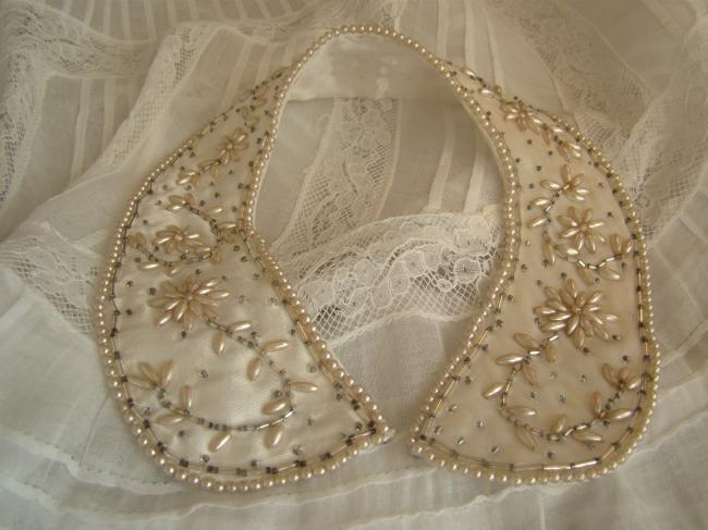 Marvellous collar in ivory silk with embroidered pearls, circa 1920-30