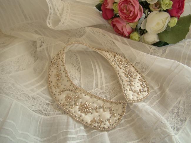 Marvellous collar in ivory silk with embroidered pearls, circa 1920-30
