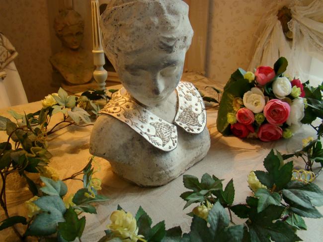 Gorgeous collar in ivory silk with embroidered pearls and silver thread, 1920-30