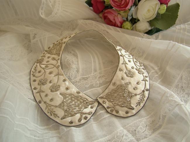 Gorgeous collar in ivory silk with embroidered pearls and silver thread, 1920-30