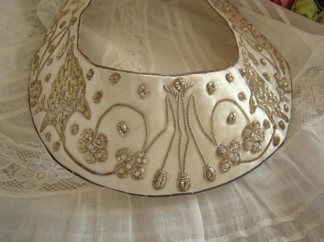Gorgeous collar in ivory silk with embroidered pearls and silver thread, 1920-30
