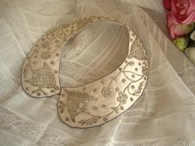 Gorgeous collar in ivory silk with embroidered pearls and silver thread, 1920-30