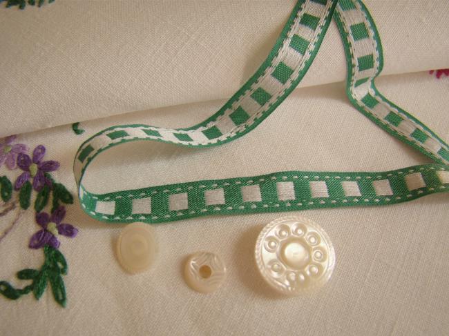 Lovely old little ribbon with vowen in green and white, width 10mm