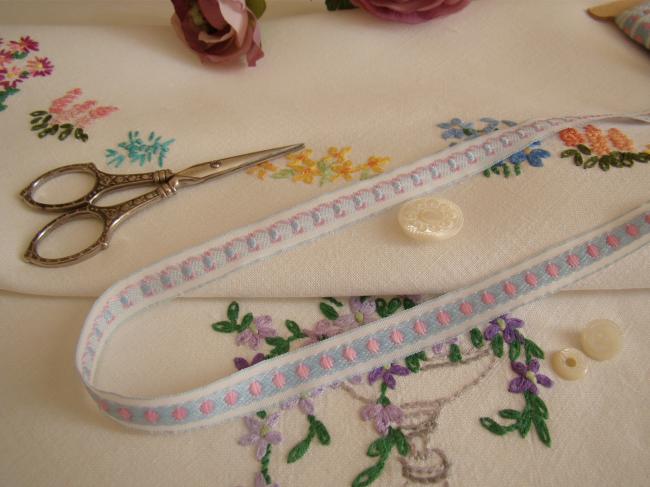Adorable old little ribbon in white & blue with vowen dots in pink, width 11mm