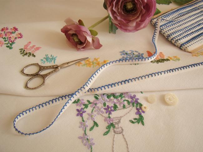 Lovely old little ribbon in white with blue festoons, width 8 mm