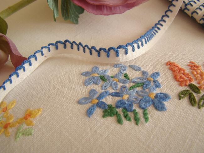 Lovely old little ribbon in white with blue festoons, width 8 mm
