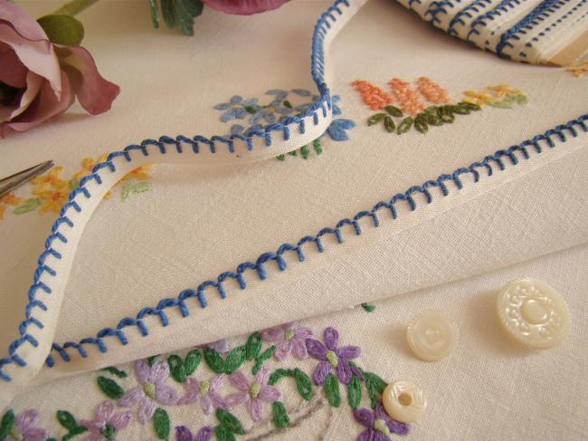 Lovely old little ribbon in white with blue festoons, width 8 mm
