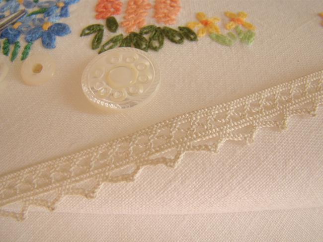 Charming little lace with tiny picots, ecru color , width 10mm