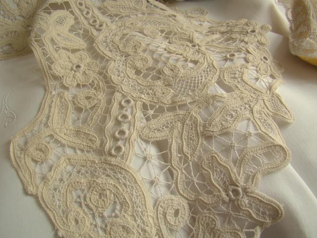 Magnifique col en dentelle Renaissance faîte de lacets, oeillets et brides