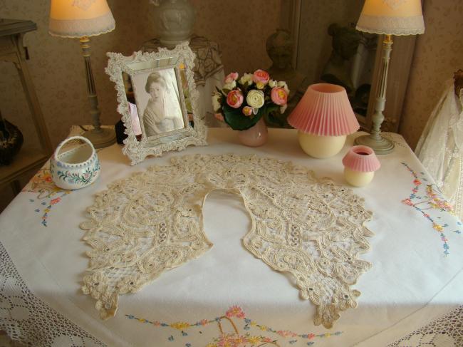 Magnifique col en dentelle Renaissance faîte de lacets, oeillets et brides