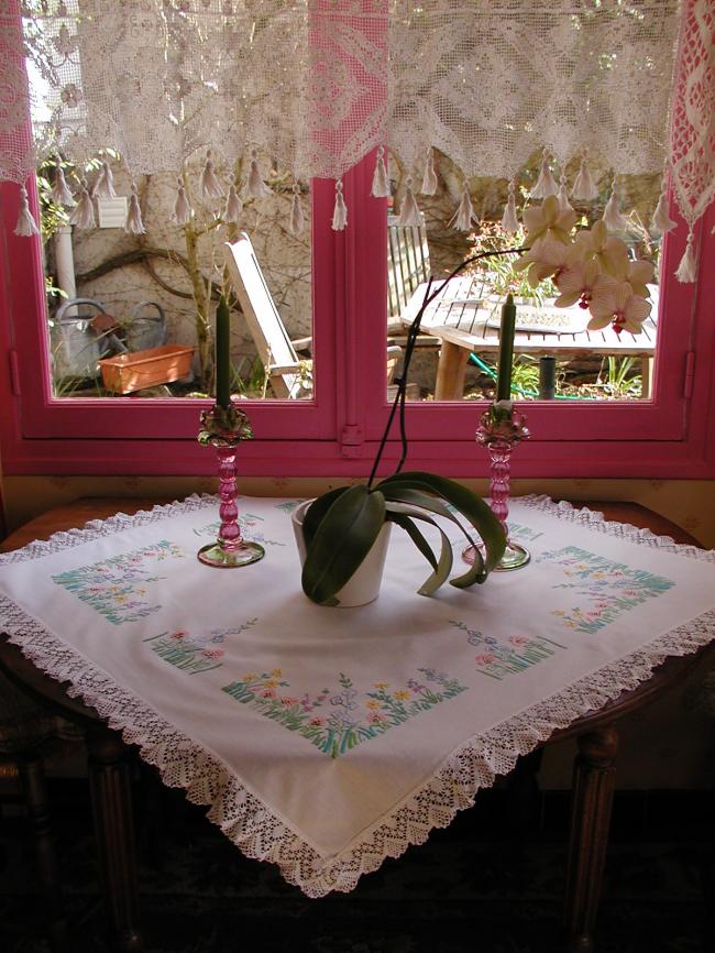 Romantique nappe brodée à la main d'un jardin anglais & petite dentelle volantée