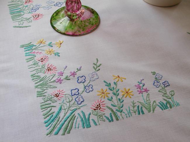 Romantique nappe brodée à la main d'un jardin anglais & petite dentelle volantée