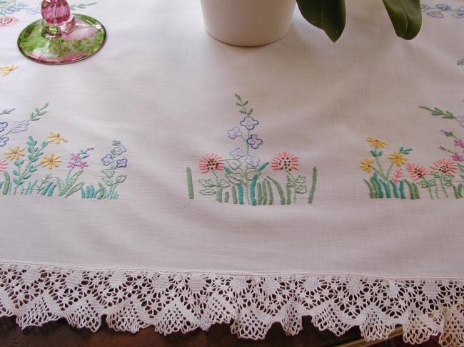 Romantique nappe brodée à la main d'un jardin anglais & petite dentelle volantée