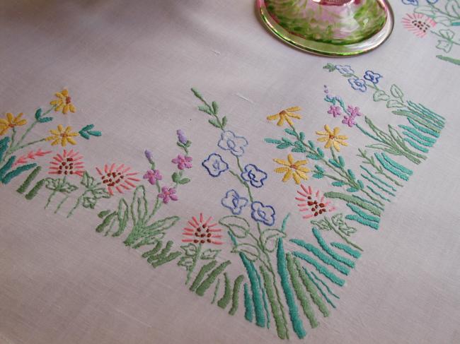 Romantique nappe brodée à la main d'un jardin anglais & petite dentelle volantée