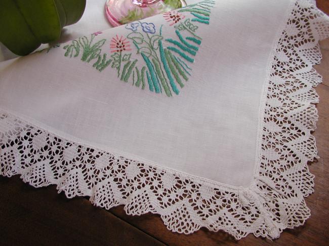 Romantique nappe brodée à la main d'un jardin anglais & petite dentelle volantée