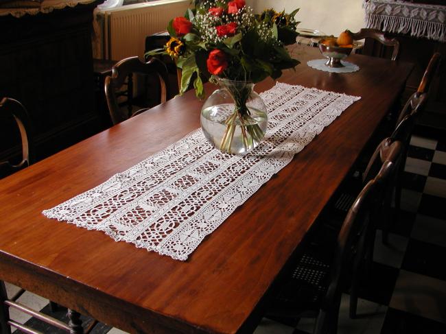 Enormous bobbin lace table runner