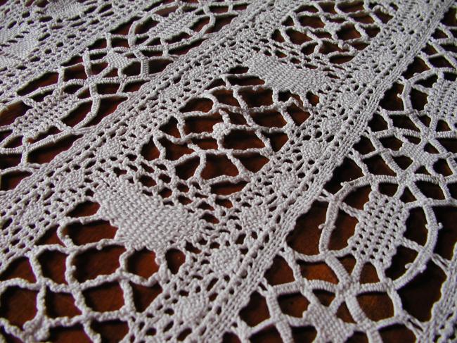 Enormous bobbin lace table runner