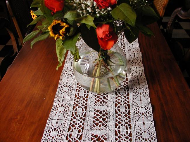 Enormous bobbin lace table runner