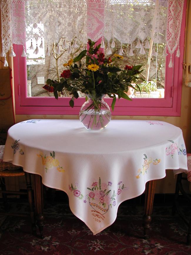 Très jolie nappe brodée à la main de vases de fleurs d'aster