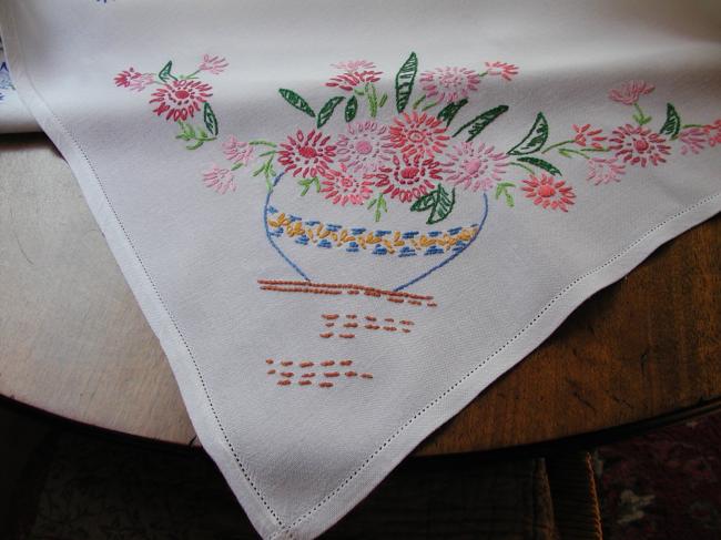 Très jolie nappe brodée à la main de vases de fleurs d'aster