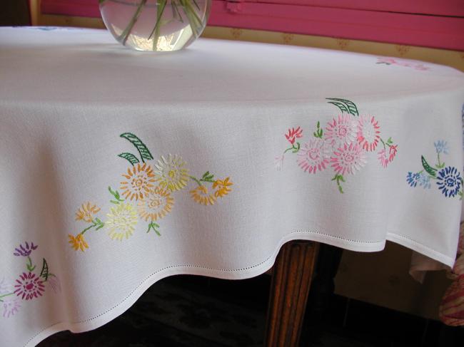 Très jolie nappe brodée à la main de vases de fleurs d'aster
