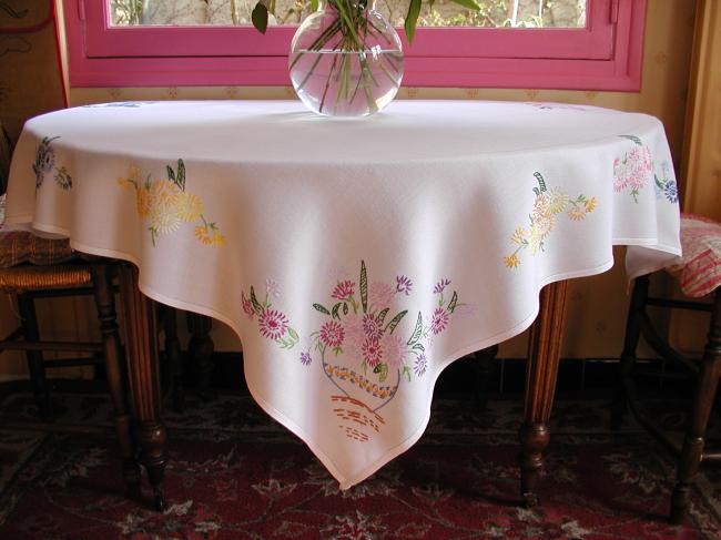 Très jolie nappe brodée à la main de vases de fleurs d'aster