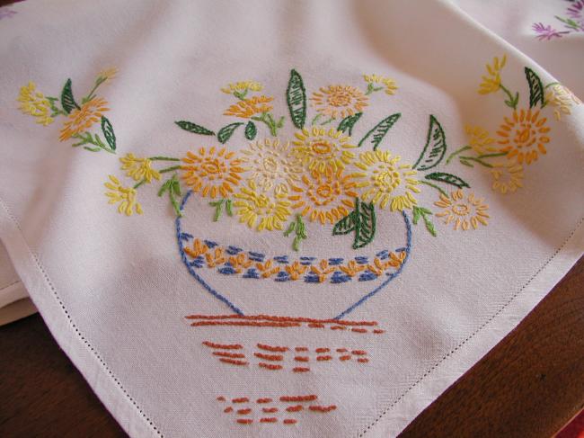 Très jolie nappe brodée à la main de vases de fleurs d'aster