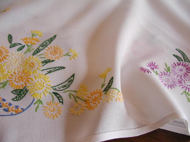 Très jolie nappe brodée à la main de vases de fleurs d'aster