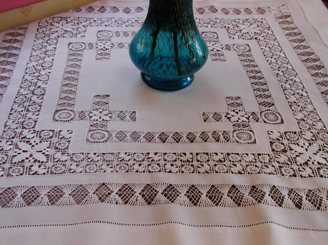 Magnifique nappe ajourée en jours de Cilaos et broderie Ténériffe
