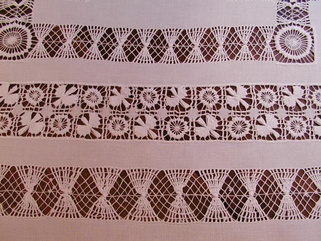 Magnifique nappe ajourée en jours de Cilaos et broderie Ténériffe